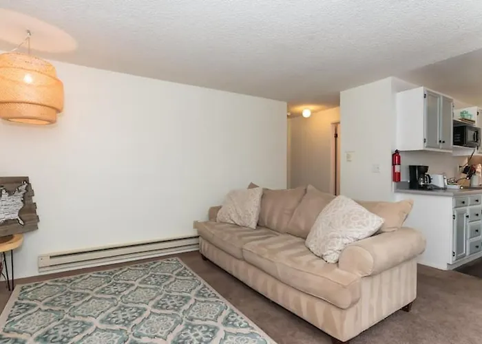 Contemporary, Marine 2Bd/1Ba Apartment C In Kent
