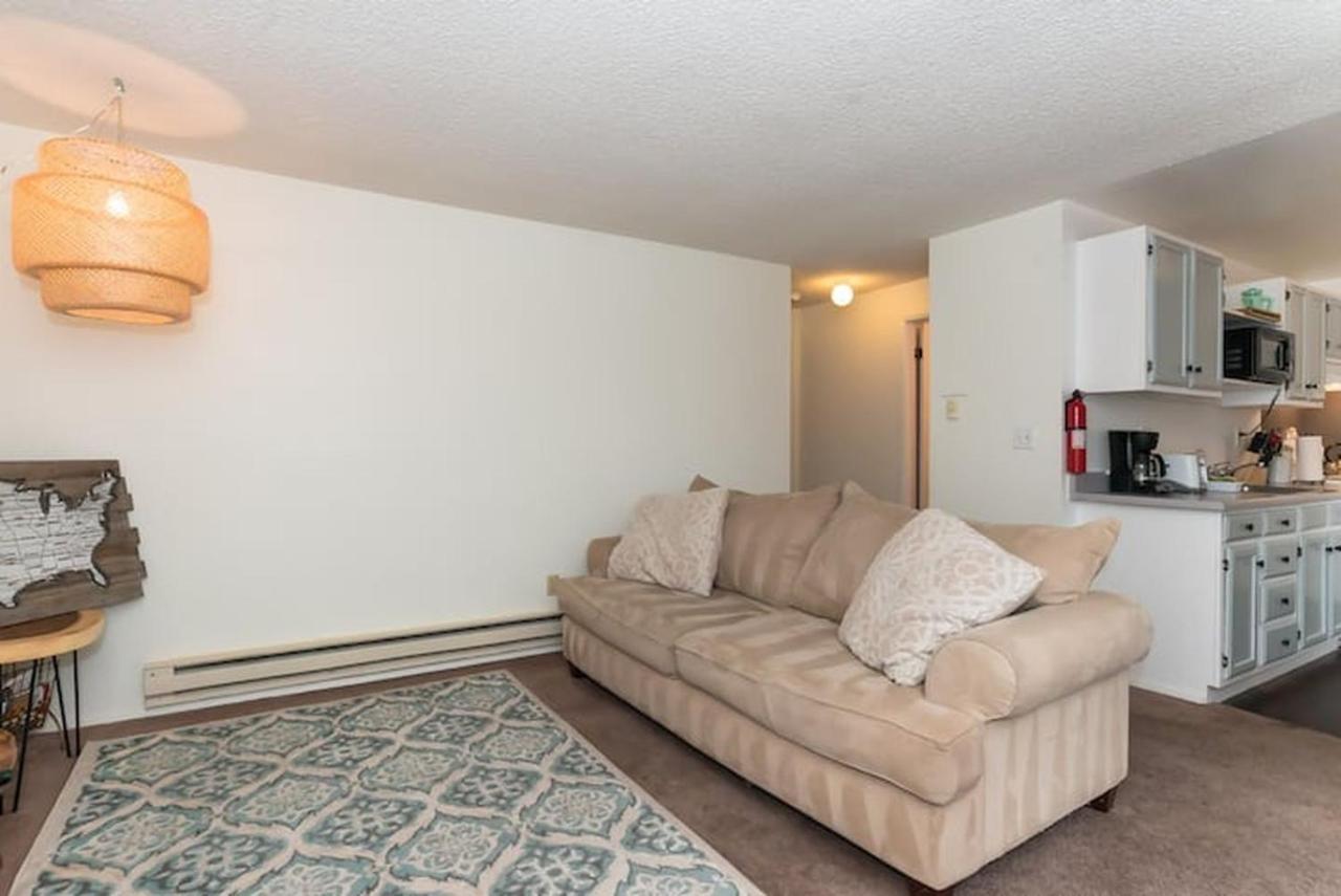 Contemporary, Marine 2bd/1ba C In Apartment